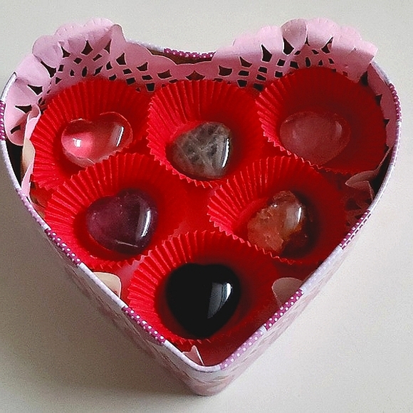 Crystal Hearts 6 Assorted Beautiful Crystal Gemstones - Picture 1 of 16